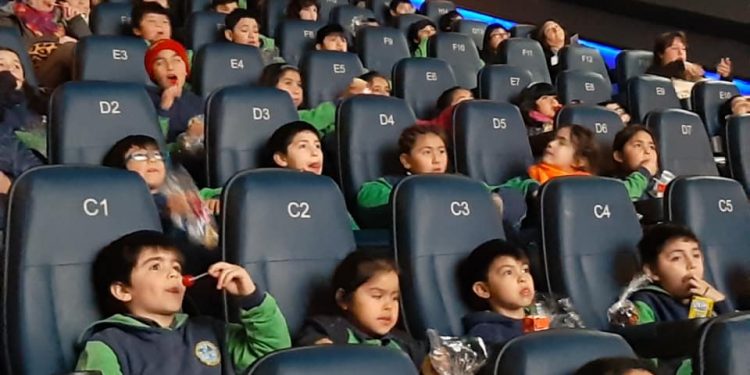 Niños de sectores rurales conocen el Cine de Castro