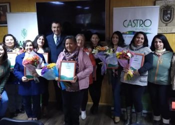 Castro Municipio certifica a mujeres de la comuna en Administración Contable y Marketing