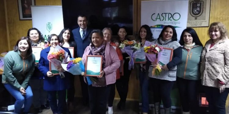 Castro Municipio certifica a mujeres de la comuna en Administración Contable y Marketing