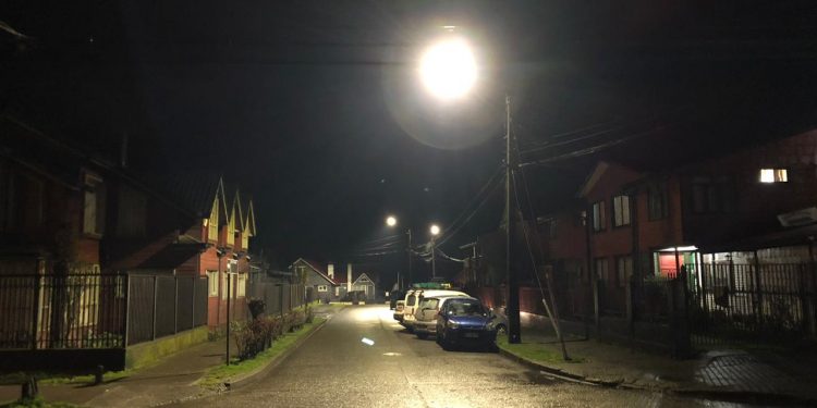 Histórica Calle Piloto Pardo en Castro es implementada con nueva señalética vial y alumbrado público