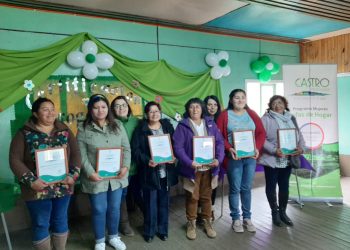 Vecinas de Quehui finalizan ciclo de talleres 2019 del programa Jefas de Hogar con emotiva ceremonia de Certificación