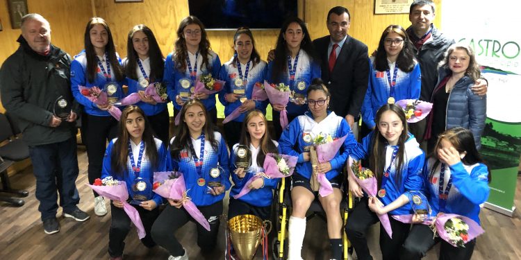 Alcalde Vera entrega reconocimiento a bicampeonas nacionales de básquetbol