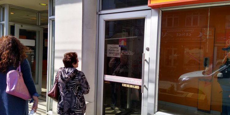 Alcalde Vera pidió solución urgente a mala calidad del servicio de cajeros automáticos en la comuna.