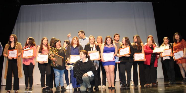 200 vecinos de la comuna de Castro se certifican de cursos entregados por Castro Municipio