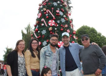 Más de 1500 personas participaron en el encendido del Árbol de Navidad en Castro