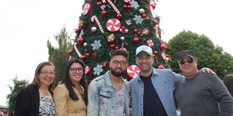 Más de 1500 personas participaron en el encendido del Árbol de Navidad en Castro