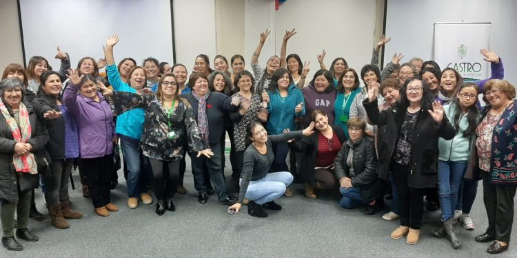 Emprendedoras de la comuna de Castro participan en Taller de Desarrollo Personal organizado por Castro Municipio