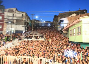 Más de 25 mil personas en la primera noche del festival “Qué lindo es Castro”.