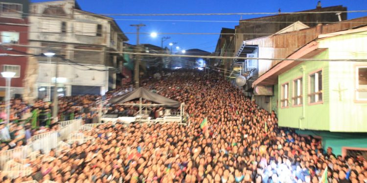 Más de 25 mil personas en la primera noche del festival “Qué lindo es Castro”.