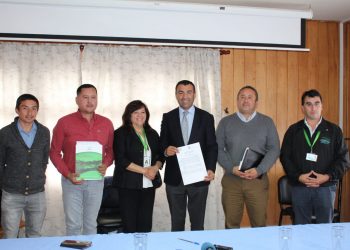 Vecinos de Puqueldón podrán acceder a medicamentos y lentes ópticos en farmacia popular de Castro gracias a convenio entre municipios