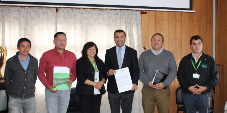 Vecinos de Puqueldón podrán acceder a medicamentos y lentes ópticos en farmacia popular de Castro gracias a convenio entre municipios