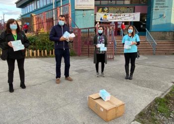 Alcalde Vera entrega mascarillas a funcionarios de la salud