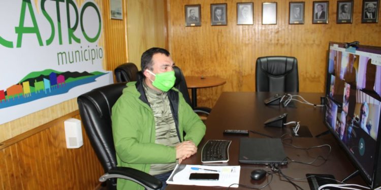 Alcalde Vera anuncia fondo solidario por dos meses para incentivar los comedores populares en Castro.