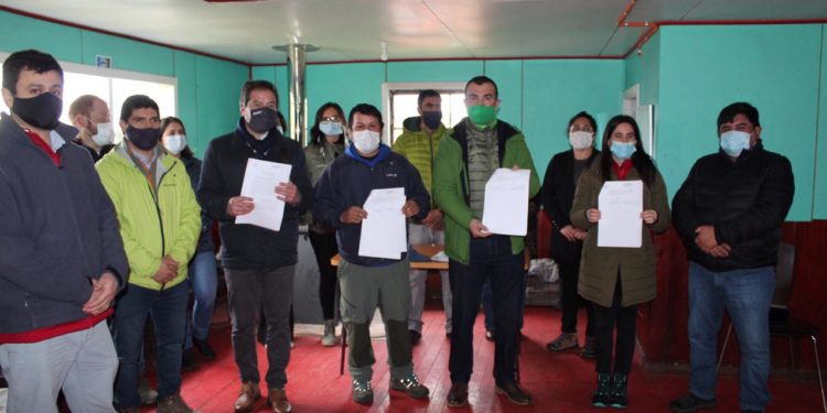 Castro Municipio entrega administración de terreno a sindicato de pescadores para la construcción de planta de proceso de fertilizante de algas.