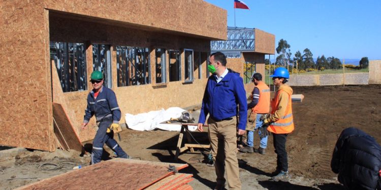 Habitantes de isla Chelín felices con avance de su nueva y moderna posta de salud.
