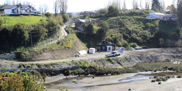 Alcalde Vera indignado con faenas que se realizan en humedal de Nercón.