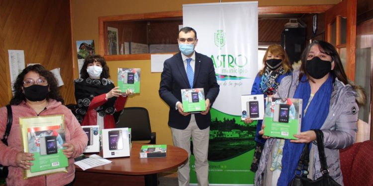 Castro Municipio entrega herramientas digitales a emprendedoras de la comuna