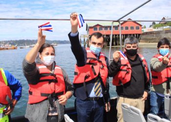 Alcalde de Castro entrega lanchas a 2 sindicatos de pescadores artesanales de la comuna