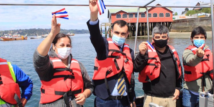 Alcalde de Castro entrega lanchas a 2 sindicatos de pescadores artesanales de la comuna