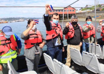 Alcalde de Castro entrega lanchas a 2 sindicatos de pescadores artesanales de la comuna