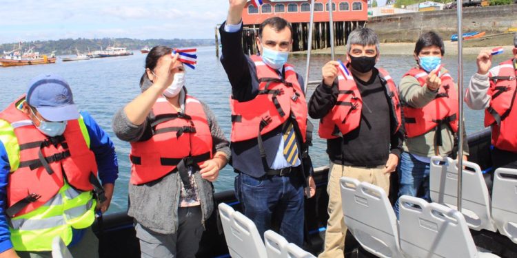 Alcalde de Castro entrega lanchas a 2 sindicatos de pescadores artesanales de la comuna