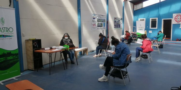 140 personas mayores de 18 años de la comuna de Castro cumplen el sueño de terminar sus estudios de educación básica y media