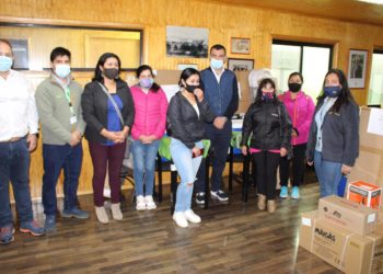 Alcalde de Castro hace entrega de kit de emprendimiento del Programa Tejiendo Redes a mujeres pescadoras de la comuna