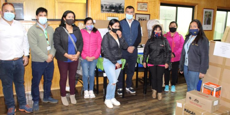 Alcalde de Castro hace entrega de kit de emprendimiento del Programa Tejiendo Redes a mujeres pescadoras de la comuna