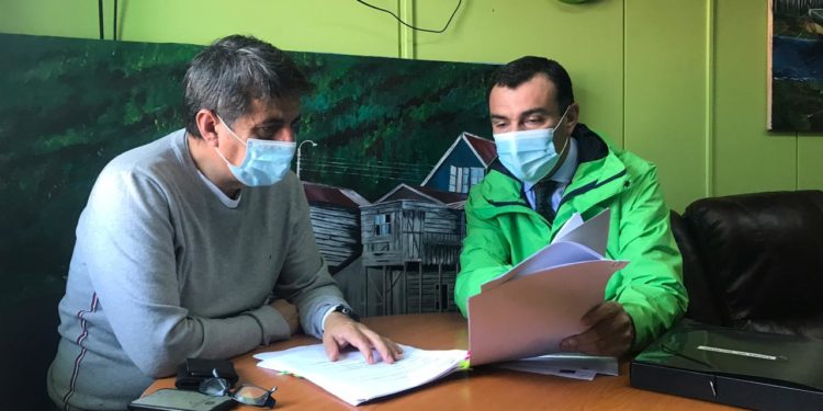 Alcalde Vera apuesta por títulos de dominios para habitantes de palafitos del borde costero de Castro