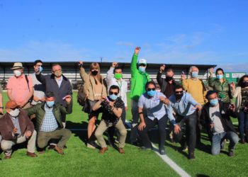 Entregan oficialmente nueva carpeta sintética del estadio municipal de calle Freire.