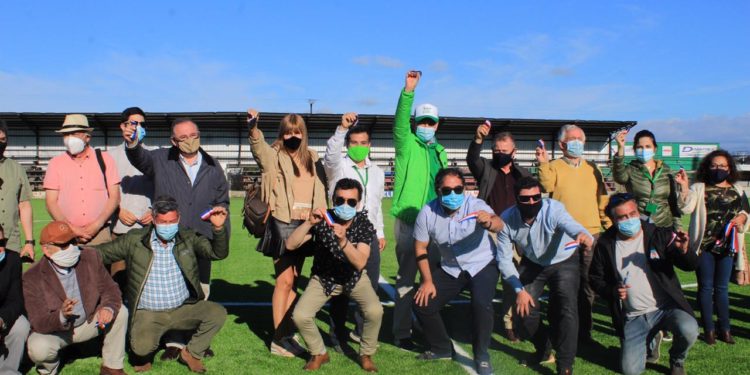 Entregan oficialmente nueva carpeta sintética del estadio municipal de calle Freire.