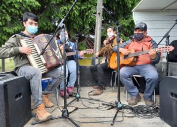 Camión recorre sectores rurales de Castro llevando música tradicional y relatos orales