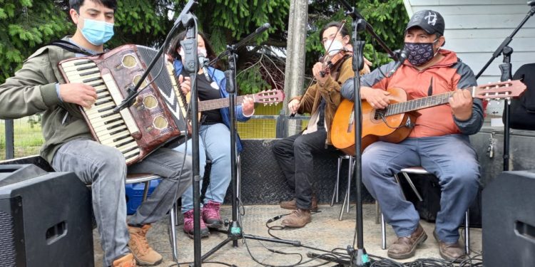 Camión recorre sectores rurales de Castro llevando música tradicional y relatos orales