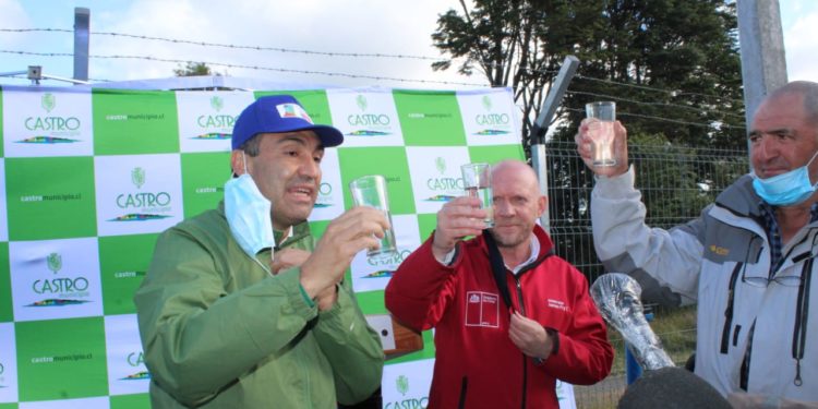 Con emoción los vecinos de Qulquico norte recibieron, por fin, su anhelada agua potable.