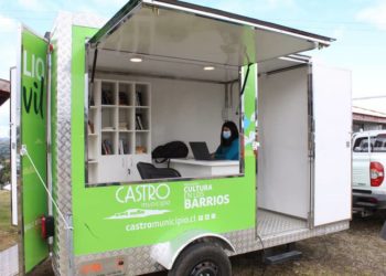 Alcalde Vera ordenó que la biblioteca móvil ayude a vecinos de sectores rurales que deben realizar trámites en Castro.