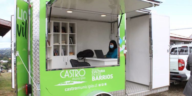 Alcalde Vera ordenó que la biblioteca móvil ayude a vecinos de sectores rurales que deben realizar trámites en Castro.