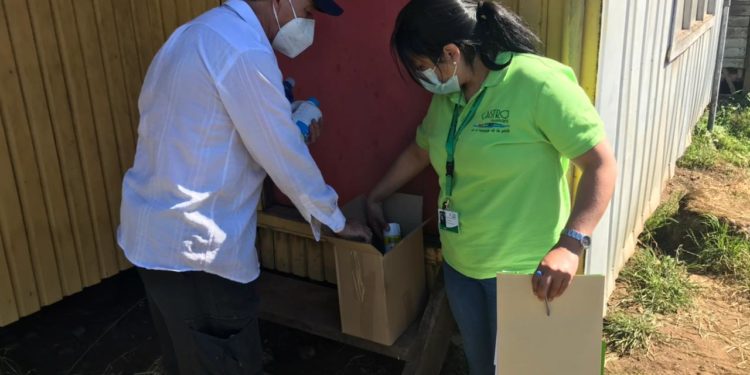 Adultos mayores de la comuna de Castro reciben Kit de higiene