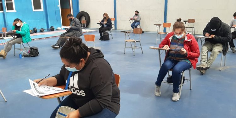 Castro Municipio presenta una batería de 15 cursos y talleres para vecinos y vecinas de la comuna