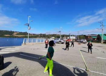 Gimnasio móvil llega a Isla Quehui con música y deporte al aire libre