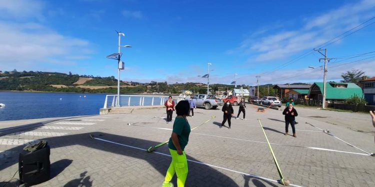Gimnasio móvil llega a Isla Quehui con música y deporte al aire libre