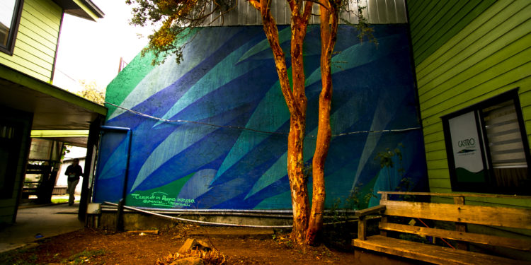 Edificio de Castro Municipio estrena mural con pintura que descontamina el aire