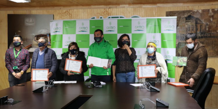 “Manos Chilotas”: Municipio de Castro anuncia el lanzamiento de plataforma de comercio virtual para artesanos y artesanas de la comuna