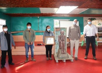 Castro Municipio y comunidad logran traer escultura de momia para enriquecer patrimonio cultural de isla Quehui