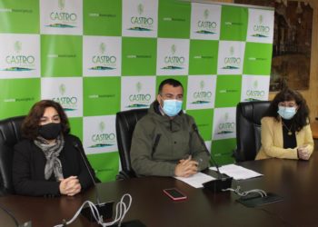 En dependencias municipales alcalde Juan Eduardo Vera anuncia iniciativa municipal. Acompañado de la directora de Desarrollo Comunitario Alejandra Villegas y la coordinadora de la Oficina Municipal de la Mujer, Claudia Bórquez