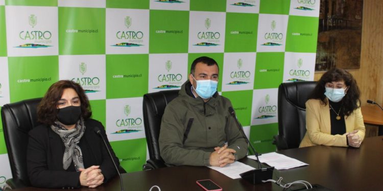 En dependencias municipales alcalde Juan Eduardo Vera anuncia iniciativa municipal. Acompañado de la directora de Desarrollo Comunitario Alejandra Villegas y la coordinadora de la Oficina Municipal de la Mujer, Claudia Bórquez