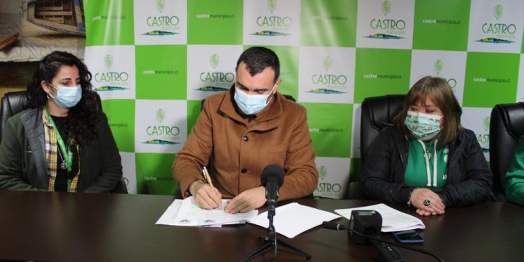 Castro Municipio firma convenio con Humanada Animal para incentivar el rescate de perritos y gatitos