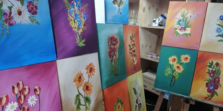 Entregan contención emocional a mujeres de Castro a través de la pintura