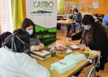 Artesanas participan en primer taller presencial después de meses de confinamiento