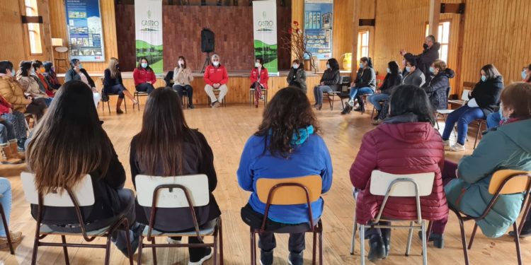 Conversatorios reunieron a mujeres de Castro y Ministra de la Mujer y Equidad de Género