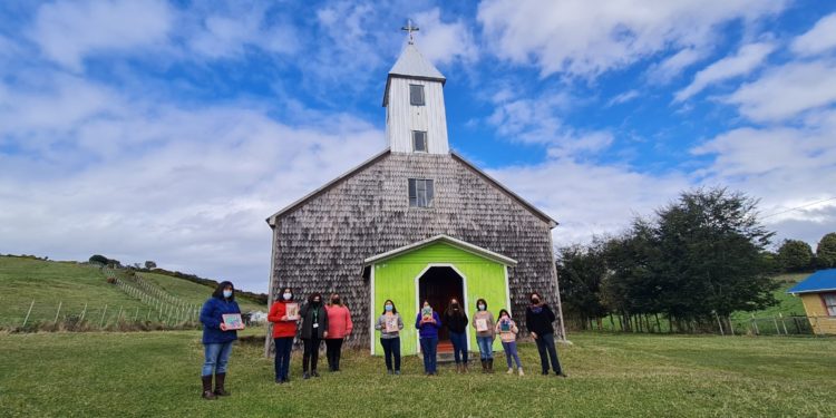 Mujeres de Chelín participan de interesante taller de fieltro y autocuidado